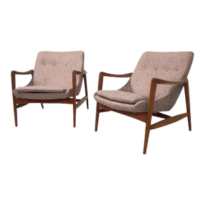 Mid 20th Century Modern Lounge Chairs in Pink Boucle Fabric - Set of 2