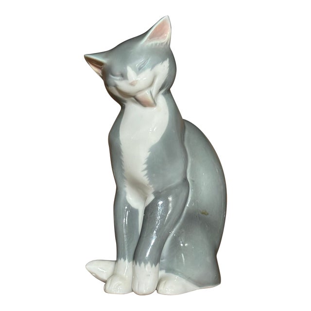 Bing & Grøndahl Porcelain Grooming Sitting Cat Figurine, 1950s, Unsigned Sale For Sale