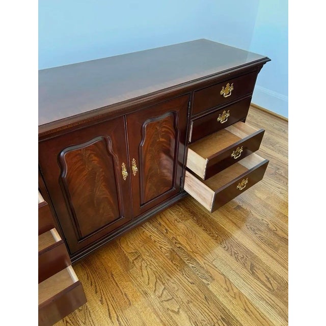 Thomasville 1980s Thomasville Mahogany Collection Triple Dresser and Mirror With Pediment. For Sale - Image 4 of 11