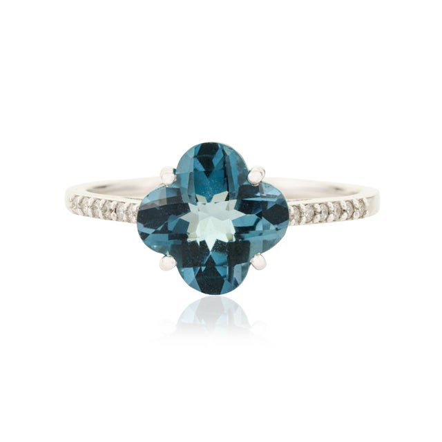 Modern Chic 2.71ct Blue Topaz Diamond Clover Statement Ring in 14k Gold Size 5.5 For Sale - Image 4 of 16