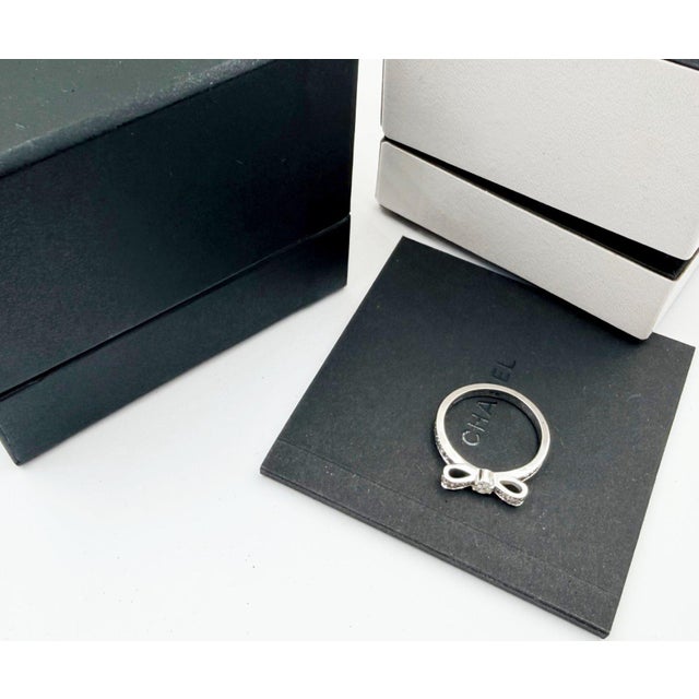 Chanel Chanel 18k 750 White Gold Ruben Ribbon Diamond Ring, Size 6 For Sale - Image 4 of 6