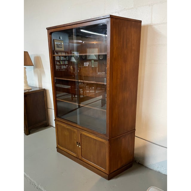 Vintage 1950s Drexel Precedent MCM Display Cabinet For Sale - Image 12 of 16