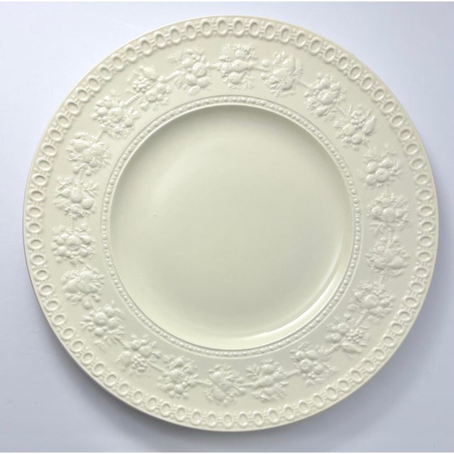 English 1950s English Wedgwood “Wellesley” Ceramic Dinner Plates - Set of 9 For Sale - Image 3 of 7