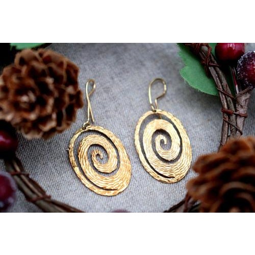 Hammered 18 Karat Gold Earrings with Cutouts, Set of 2 For Sale - Image 5 of 5