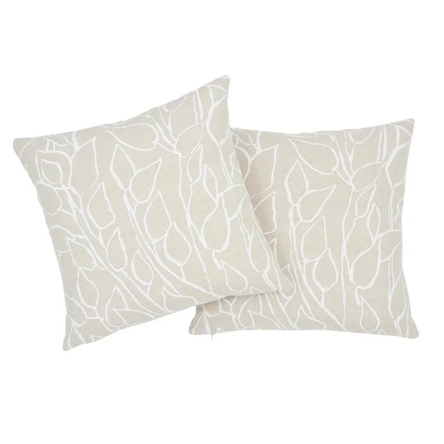 This pillow features Solandra Vine with a Knife Edge finish. A fresh take on a botanical, this fabric captures the simple,...