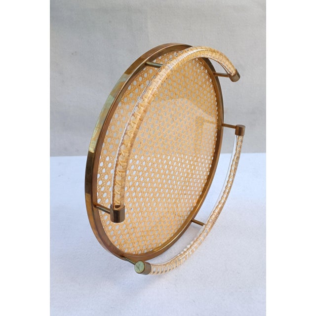 1970s Round Tray in Methacrylate and Vienna Straw with Suspended Semicirical Handles, 1970s For Sale - Image 5 of 10