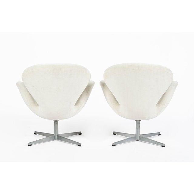 White Mid Century Danish Swan Chairs by Arne Jacobsen for Fritz Hansen 1960s, 2 Avail For Sale In Detroit - Image 6 of 16