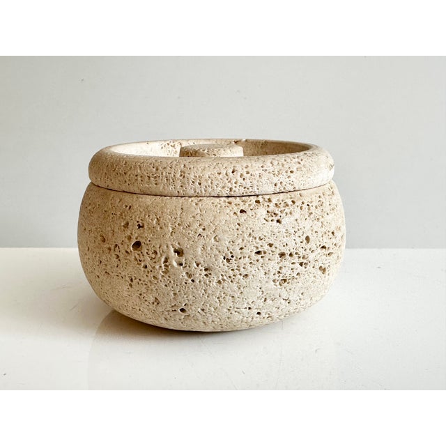 This high-quality round travertine box with lid was manufactured in Italy during the 1960s by Fratelli Mannelli who used...
