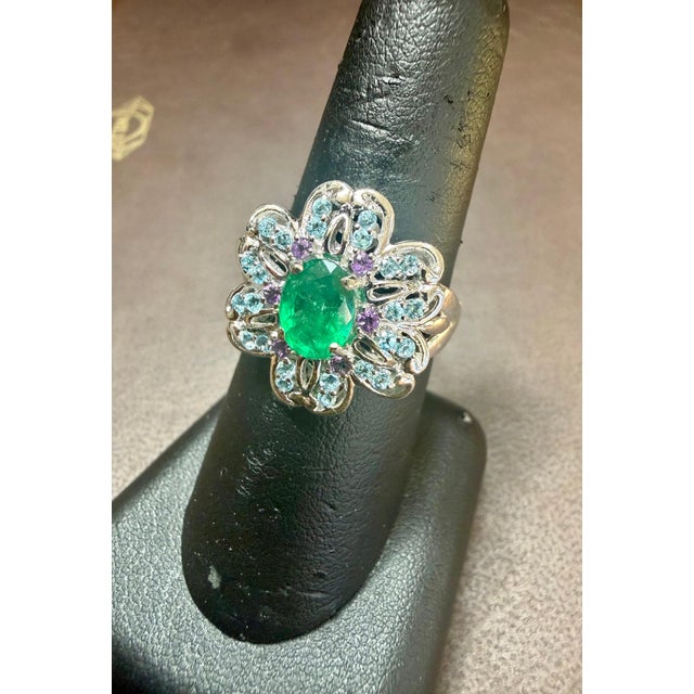 2020s 1.5 Carat Natural Oval Cut Emerald Ring With Blue Topaz & Amethyst 14 Karat Gold For Sale - Image 5 of 8
