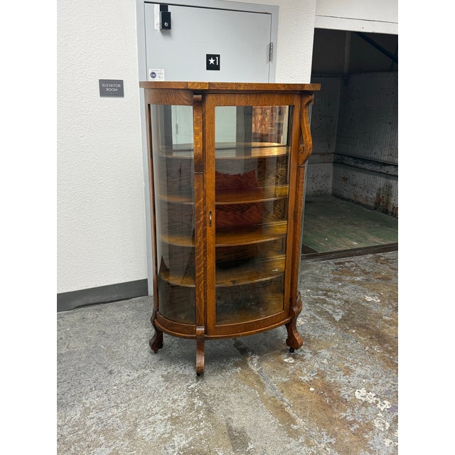 Victorian Quarter-Sawn Tiger Oak Curved Glass Curio, Antique For Sale - Image 4 of 12