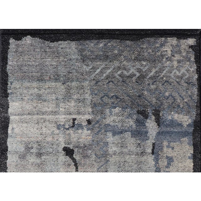 Measures 4' x 5'11 This abstract modern design is very popular, with these stylizations being found more and more often in...