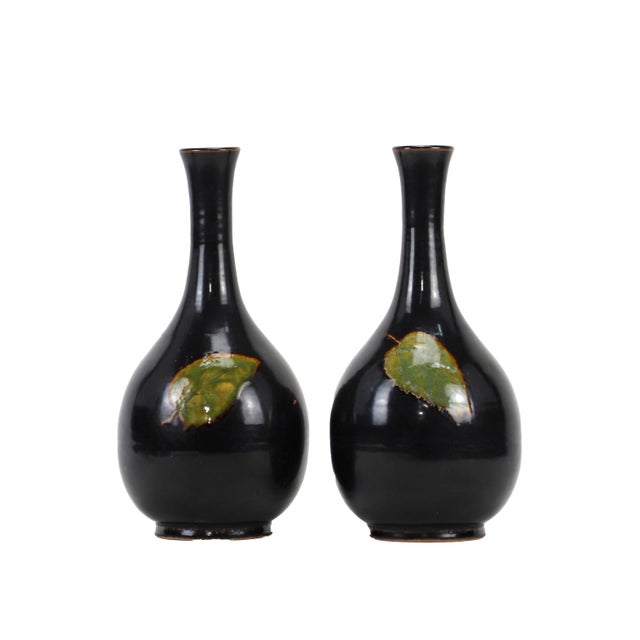 A pair of Chinese20th-century Jizhou kiln wood leaf pattern vases When making this vase, a layer of black glaze is first...
