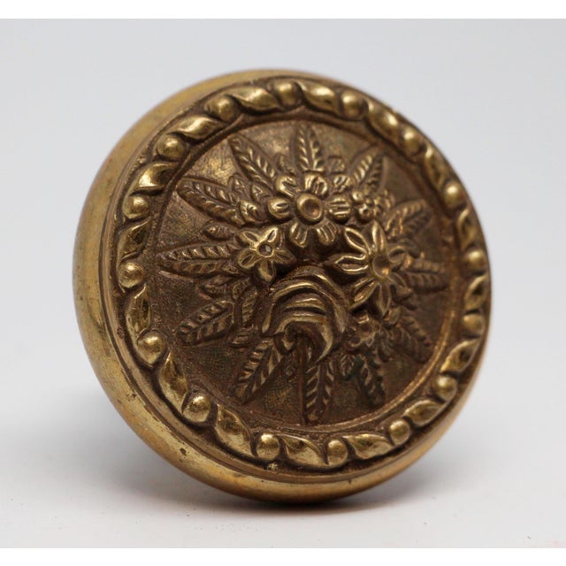 Radial knob made of brass in an antique finish. It is part of the L-16100 group. The manufacturer and date of creation is...