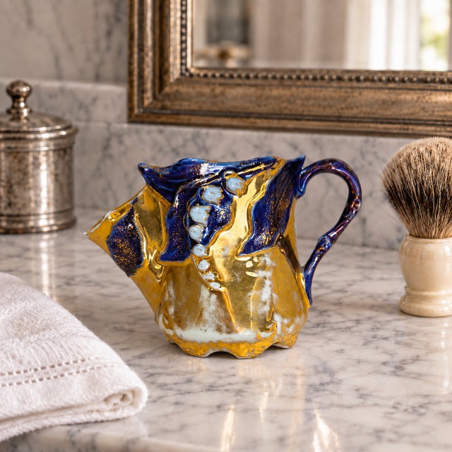 Late Victorian or Edwardian Continental European porcelain shaving scuttle, probably German, circa 1890–1915. The compact...