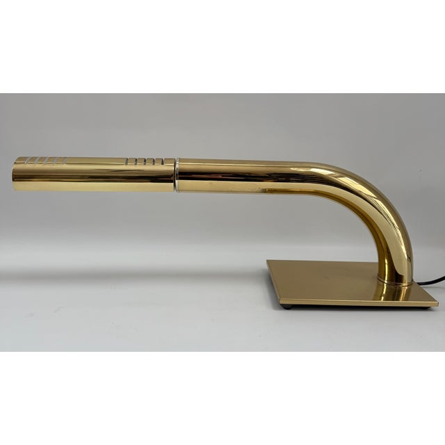 Mid-Century Modern Sculptural Jim Bindman 1970s Sleek Curved Desk or Table Brass Lamp For Sale In Boston - Image 6 of 9