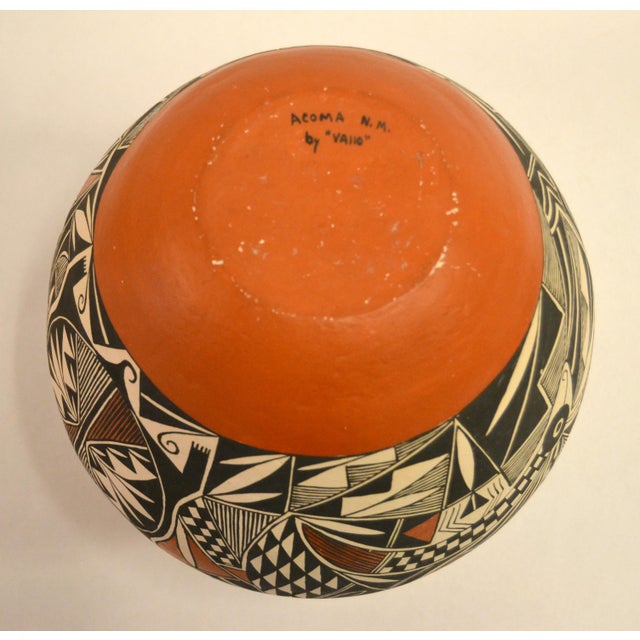 Vallo Native American Vintage Acoma Vase Earthenware Clay Vase Brown White Beige For Sale - Image 12 of 15