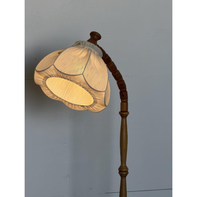 Swedish floor lamp in solid turned pine with an adjustable swan-neck arm, 1970s. The stem is turned in sections,...
