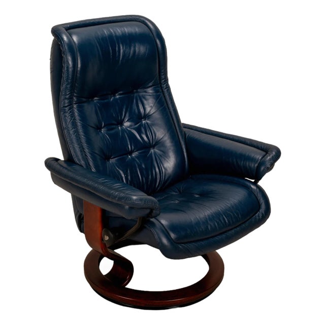 Ekornes Stressless Royal Recliner – Medium – Blue Leather With Wood Base - Made in Norway For Sale