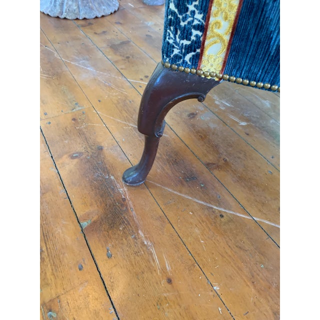18th Century George II Mahogany Settee on Four Carved Cabriole Legs Ending in Pad Feet For Sale In Dallas - Image 6 of 7
