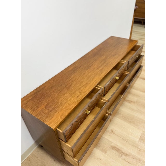 Vintage MCM Bassett Style Nine Drawer Dresser With Wood Inlays Collectable Retro For Sale - Image 14 of 18