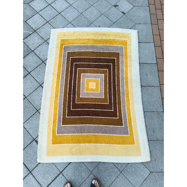 Beautiful decorative rug from the 1970s in the style of Verner Panton. The rug is in good used condition. It has no holes...
