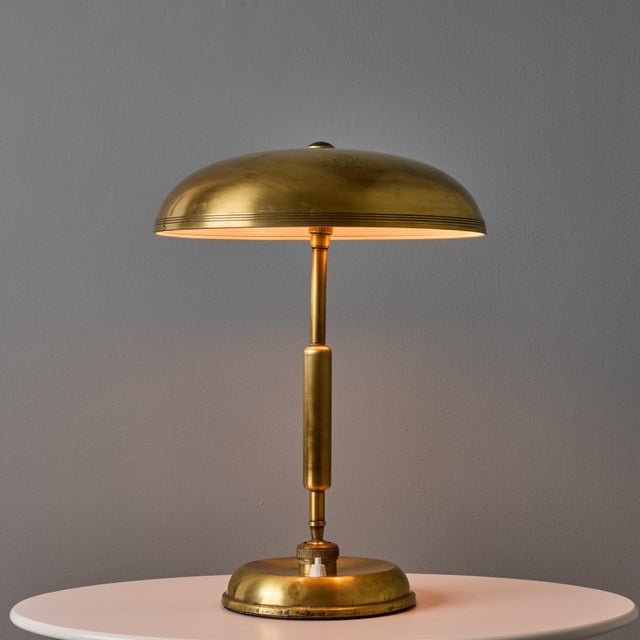 1940s Giovanni Michelucci Patinated Brass Adjustable Banker Lamp for Lariolux Produced circa 1940 and executed in richly...