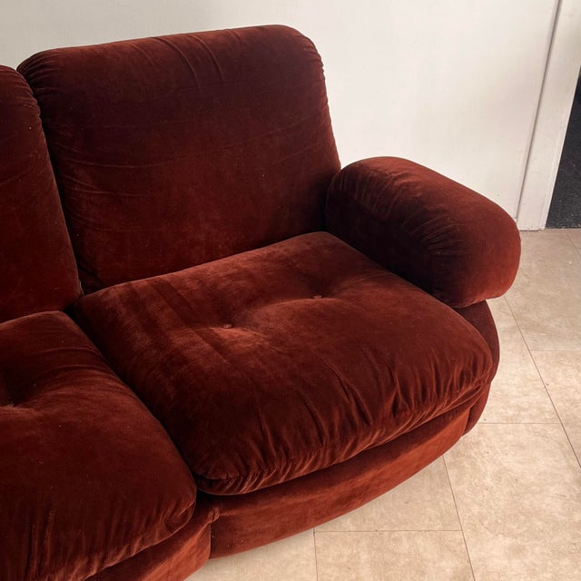 Vintage Three-Seater Sofa in Burgundy Red Velvet, Italy, 1970s For Sale - Image 4 of 11