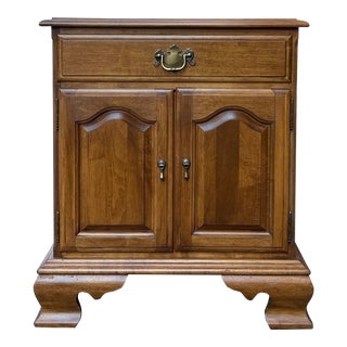 1980s Ethan Allen Heirloom Collection Traditional Chippendale Solid Maple Nightstand (10-5316 Nutmeg) For Sale