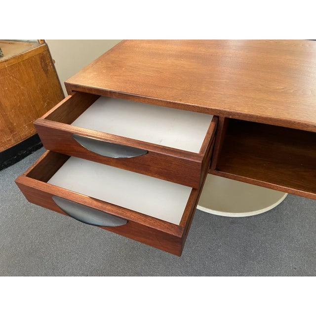1960s Jens Risom 4050 Display Coffee Table with Tulip Base For Sale In Chicago - Image 6 of 11