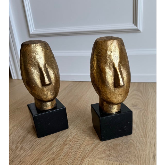 Metal Pair of Villa & House Alberto Statues / Sculptural Bookends | Cycladic-Inspired Gold Leaf Metal on Black Marble Bases, Heavy For Sale - Image 7 of 9