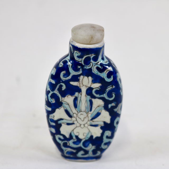Chinoiserie Antique Blue & White Enamel Lotus Flower Chinese Snuff Bottle With Stone Stopper For Sale - Image 3 of 15