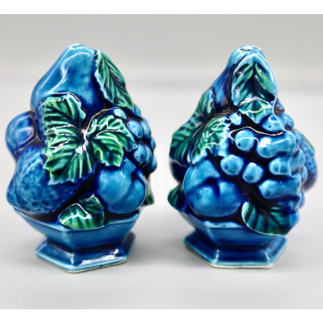 Beautiful set of 1960s salt and pepper shakers. These majolica pieces were created by Inarco in their Blue Mood Indigo...