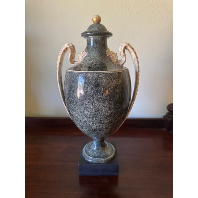 Late 18th Century Fine and Rare Wedgwood Agate Ware Faux-Porphyry Vase. On Black Basalt Base. Circa 1775. For Sale - Image 5 of 9