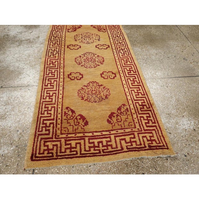 Galerie Shabab Collection Mid-20th Century Chinese Art Deco Throw Rug For Sale In New York - Image 6 of 8