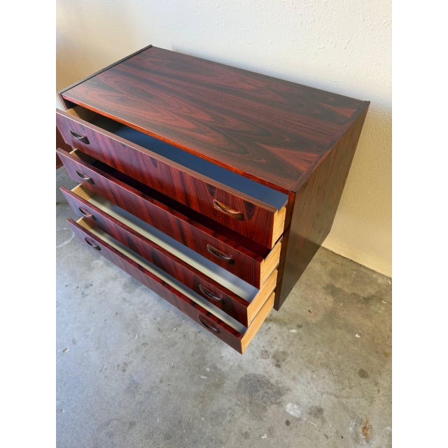 Mid Century Danish Rosewood Chest of Drawers – Vintage Scandinavian 4 Drawer Dresser 1960s For Sale In Los Angeles - Image 6 of 10