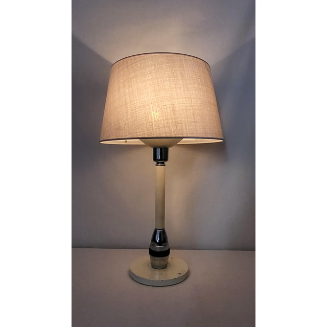 Jumo Varilux lamp from the 1950s in cream lacquered metal - reflector in cream lacquered sheet metal. Intensity adjustment...