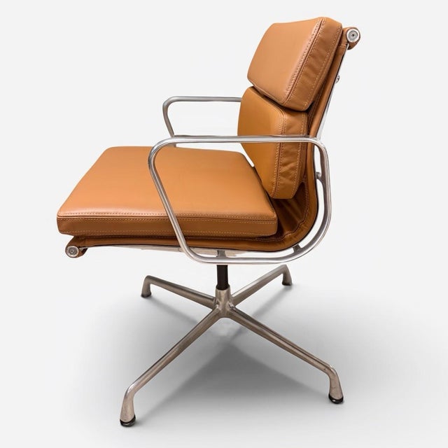 Herman Miller Late 20th Century Eames Aluminum Group Side Chair With Arms by Herman Miller – Brown Leather For Sale - Image 4 of 9