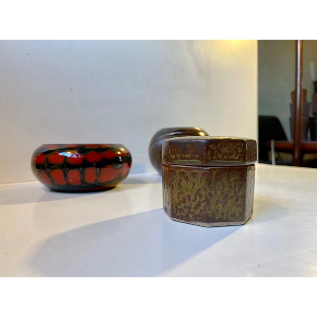 Mixed lot of 3 Scandinavian ceramic/stoneware pieces. A bowl/dish by Jette Hellerøe, a ball vase by Robert Bentsen and an...