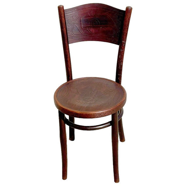 Vienna Secession bent oak with unique carved Art Nouveau floral backreast and seat by Thonet-Mundus features an elegant,...