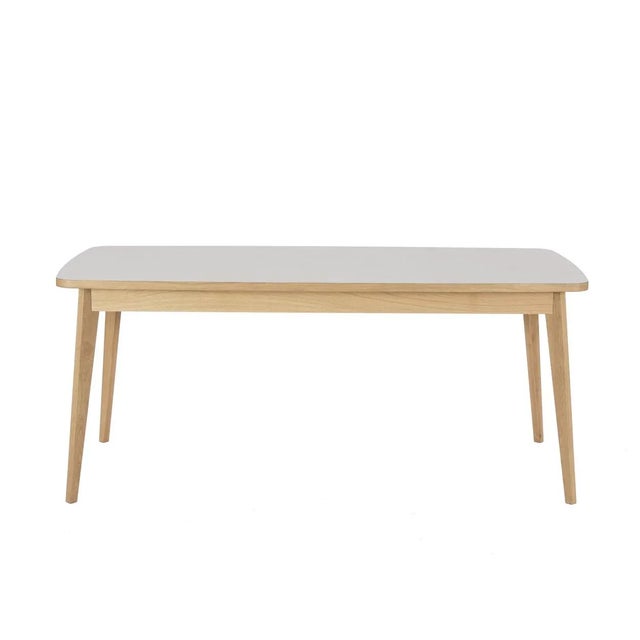 Thanks to its discreet design, the USUS table will fit into a wide variety of interiors. Characteristic of its sleek...