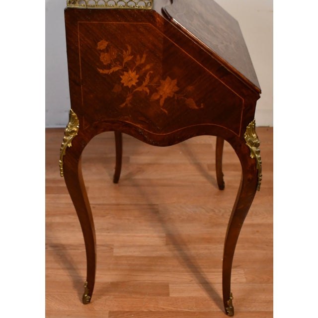 1900s Antique French Louis XV Mahogany Floral Inlay Secretary/ Ladies Desk For Sale - Image 11 of 14