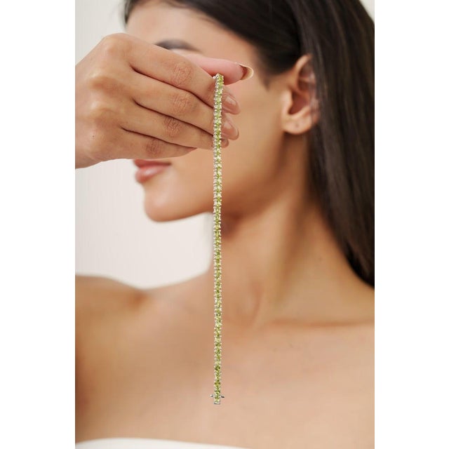 Round Cut Peridot 8.6 Carat Gemstone Sleek Bracelet in 925 Silver For Sale - Image 9 of 12