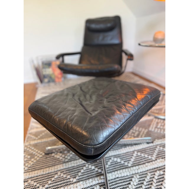 Set of Mid-Century Lounge Chair and Ottoman in Black Leather and Chrome, 1960s, Set of 2 For Sale - Image 6 of 17