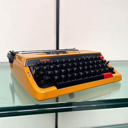 Yellow Deluxe 250TR Typewriter with Case from Brother, 1970s For Sale - Image 4 of 13