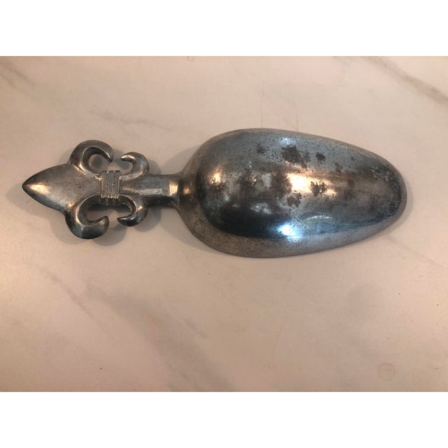 This vintage 1980s Vintage Pewter Fleur de Lis Scooper will be a fabulous addition to your kitchen, bar, pool house or...