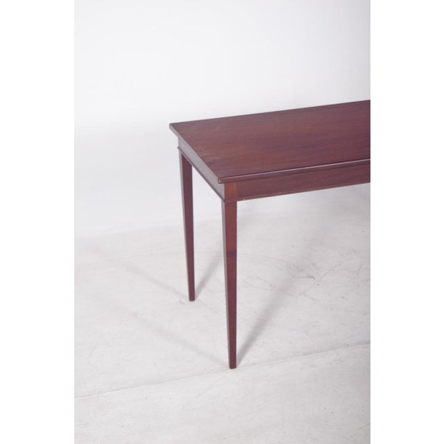 Rectangular coffee table, in mahogany. with a smooth top and a soberly designed structure, probably dating from the...
