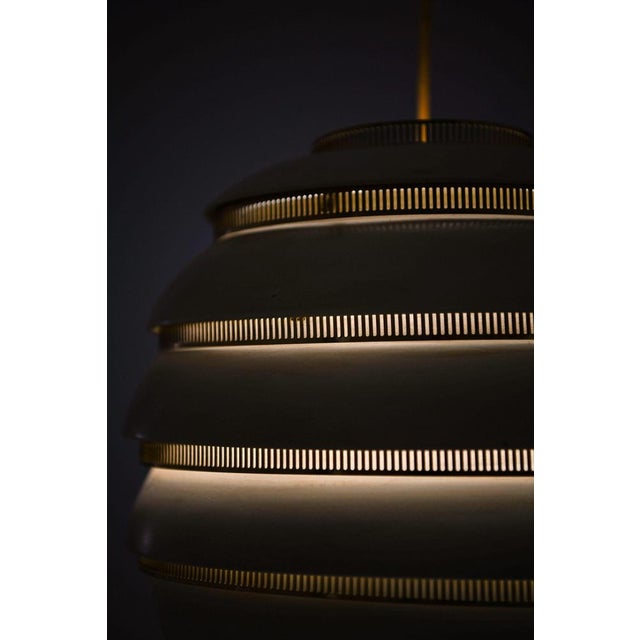 Beehive Lamp in Brass and White Lacquered Metal by Alvar Aalto, 1953 For Sale - Image 9 of 11