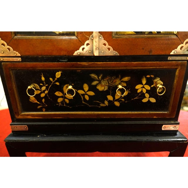 Exquisite Japanese cabinet black, red, and gold lacquer with its base good overall condition key missing 37/26/12 cm...