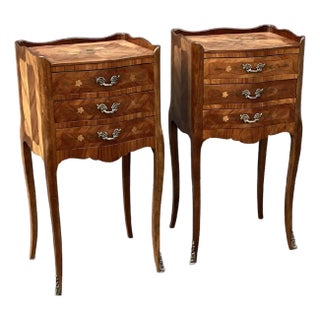 1950s Pair of French Louis XV Style Rosewood Side Tables Nightstands For Sale
