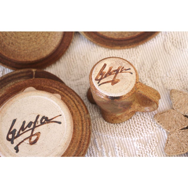 Set of 5 Pottery Plates and a Creamer - Signed Art Pottery, 1970s For Sale - Image 4 of 10